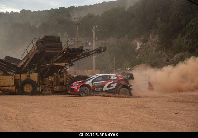 Sami Pajari (FIN) és Marko Salminen (FIN) egy Toyota GR Yaris Rally1-en akcióban a FIA WRC RALY ITALIA SARDEGNA versenyen Algheróban, Olaszországba...