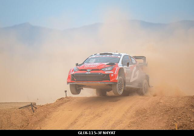 Sami Pajari (FIN) és Marko Salminen (FIN) egy Toyota GR Yaris Rally1-en akcióban a FIA WRC RALY ITALIA SARDEGNA versenyen Algheróban, Olaszországba...
