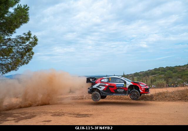 Sami Pajari (FIN) és Marko Salminen (FIN) egy Toyota GR Yaris Rally1-en akcióban a FIA WRC RALY ITALIA SARDEGNA versenyen Algheróban, Olaszországba...