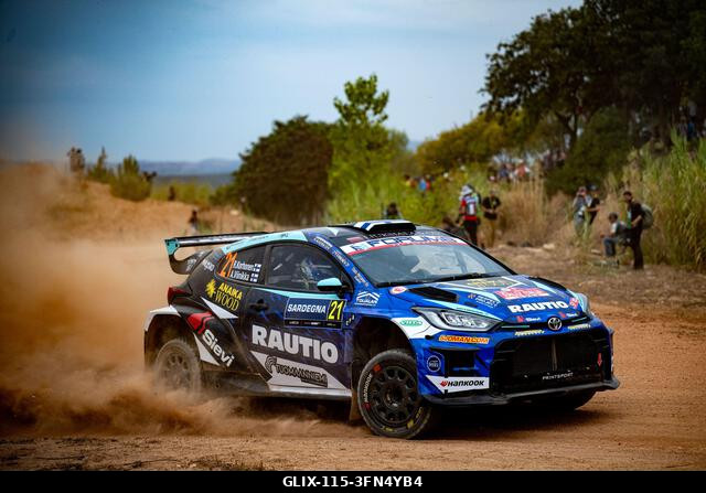 Alghero, Szardínia, Olaszország. 2026. október 1. Roope Korhonen (FIN) és Anssi Viinikka (FIN) egy Toyota GR Yaris Rally2 versenyautóval az FIA WRC...