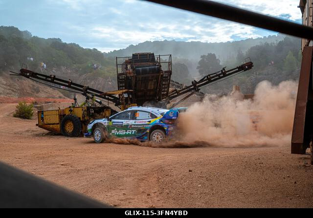 Jon Armstrong (IRL) és Shane Byrne (IRL) egy Ford Puma Rally1-en verseny közben az FIA WRC RALY ITALIA SARDEGNA versenyen Algheróban, Olaszországba...
