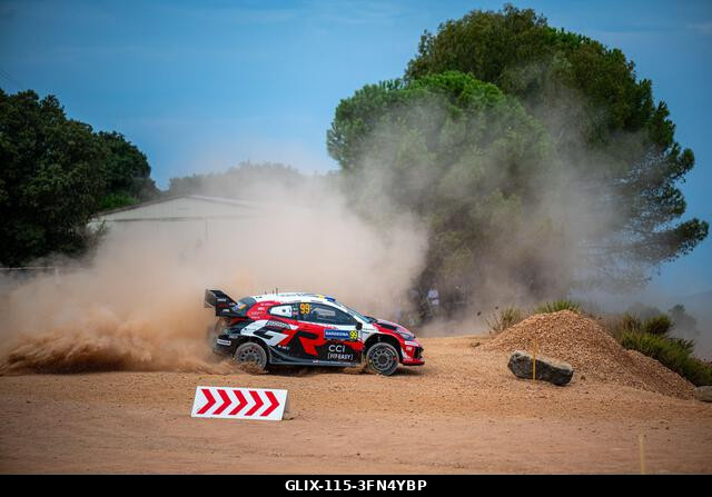 Oliver Solberg (SWE) és Elliott Edmondson (GBR) egy Toyota GR Yaris Rally1-en az FIA WRC RALY ITALIA SARDEGNA versenyen Algheróban, Olaszországban,...