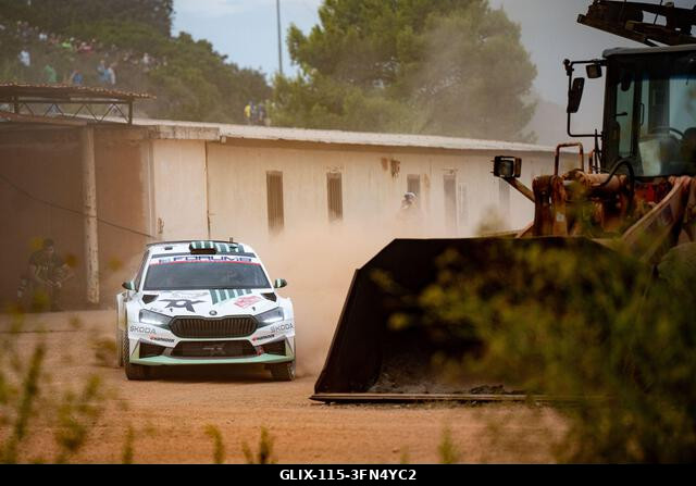 Alghero, Szardínia, Olaszország. 2026. október 1. Robert Virves (EST) és Jakko Viilo (EST) egy Skoda Fabia RS Rally2 versenyautóval az FIA WRC RALY...