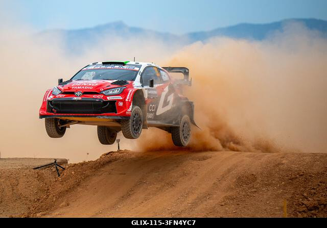 Elfyn Evans (GBR) és Scott Martin (GBR) egy Toyota GR Yaris Rally1-en verseny közben az FIA WRC RALY ITALIA SARDEGNA versenyen Algheróban, Olaszors...