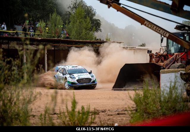 Alghero, Szardínia, Olaszország. 2026. október 1. Jon Armstrong (IRL) és Shane Byrne (IRL) egy Ford Puma Rally1 versenyautón az FIA WRC RALY ITALIA...