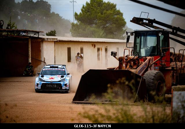Alghero, Szardínia, Olaszország. 2026. október 1. Teemu Suninen (FIN) és Janni Hussi (FIN) egy Toyota GR Yaris Rally2 versenyautóval az FIA WRC RAL...