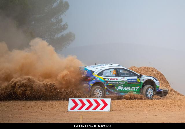 Jon Armstrong (IRL) és Shane Byrne (IRL) egy Ford Puma Rally1-en verseny közben az FIA WRC RALY ITALIA SARDEGNA versenyen Algheróban, Olaszországba...
