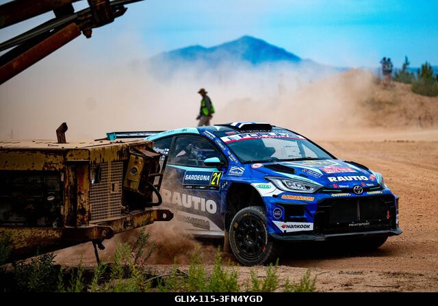 Roope Korhonen (FIN) és Anssi Viinikka (FIN) egy Toyota GR Yaris Rally2-n akcióban a FIA WRC RALY ITALIA SARDEGNA versenyen Algheróban, Olaszország...