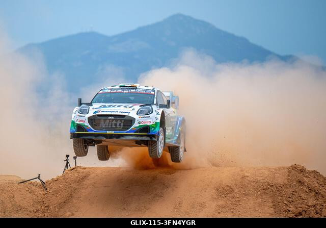 Joshua McErlean (IRL) és Eoin Treacy (IRL) egy Ford Puma Rally1-en verseny közben az FIA WRC RALY ITALIA SARDEGNA versenyen Algheróban, Olaszország...
