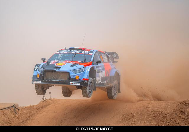 Adrien Fourmaux (FRA) és Alexandre Coria (FRA) egy Hyundai i20 N Rally1-en a FIA WRC RALY ITALIA SARDEGNA versenyen, Algheróban, Olaszországban 202...