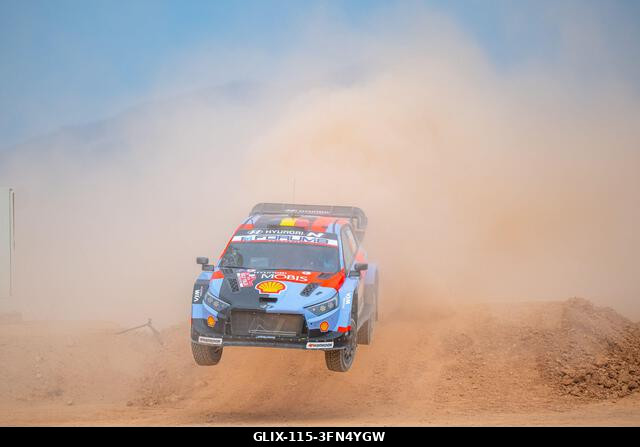 Thierry Neuville (BEL) és Martijn Wydaeghe (BEL) egy Hyundai i20 N Rally1-en a FIA WRC RALY ITALIA SARDEGNA versenyen, Algheróban, Olaszországban 2...