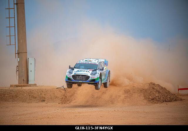 Jon Armstrong (IRL) és Shane Byrne (IRL) egy Ford Puma Rally1-en verseny közben az FIA WRC RALY ITALIA SARDEGNA versenyen Algheróban, Olaszországba...