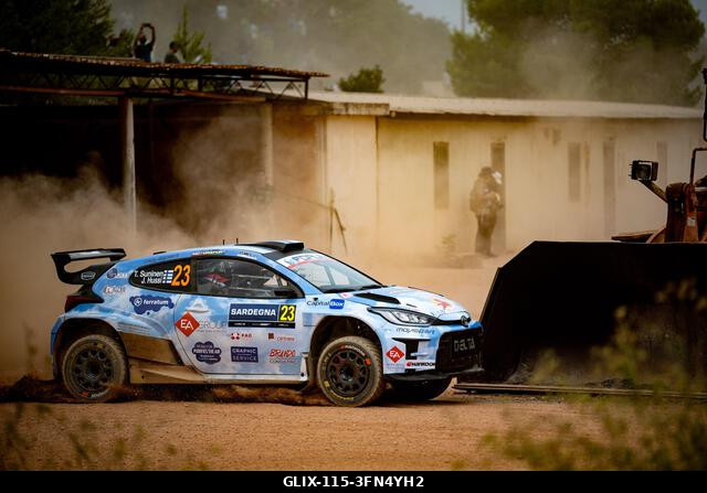 Teemu Suninen (FIN) és Janni Hussi (FIN) egy Toyota GR Yaris Rally2-n akcióban a FIA WRC RALY ITALIA SARDEGNA versenyen Algheróban, Olaszországban...