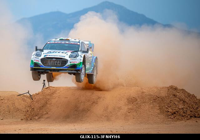 Joshua McErlean (IRL) és Eoin Treacy (IRL) egy Ford Puma Rally1-en verseny közben az FIA WRC RALY ITALIA SARDEGNA versenyen Algheróban, Olaszország...