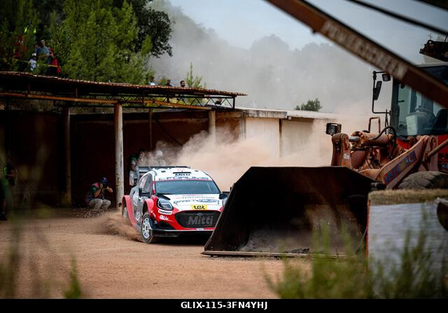 Mārtiņš Sesks (LAT) és Renārs Francis (LAT) egy Ford Puma Rally1-en menet közben a FIA WRC RALY ITALIA SARDEGNA versenyen Algheróban, Olaszországba...