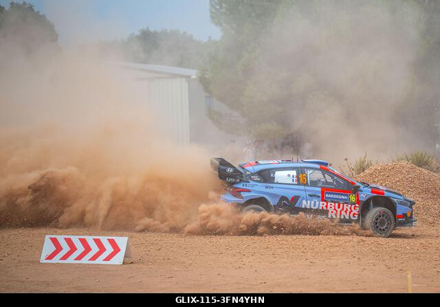 Adrien Fourmaux (FRA) és Alexandre Coria (FRA) egy Hyundai i20 N Rally1-en a FIA WRC RALY ITALIA SARDEGNA versenyen, Algheróban, Olaszországban 202...
