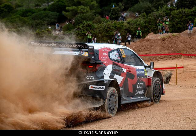 Elfyn Evans (GBR) és Scott Martin (GBR) egy Toyota GR Yaris Rally1-en verseny közben az FIA WRC RALY ITALIA SARDEGNA versenyen Algheróban, Olaszors...