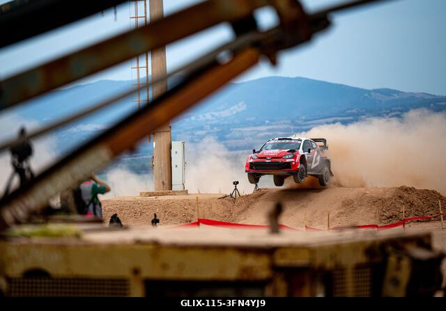 Alghero, Szardínia, Olaszország. 2026. október 1. Sami Pajari (FIN) és Marko Salminen (FIN) egy Toyota GR Yaris Rally1 versenyautóval az FIA WRC RA...