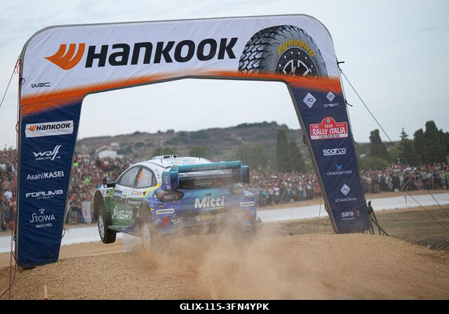 Joshua McErlean (IRL) és Eoin Treacy (IRL) egy Ford Puma Rally1-en verseny közben az FIA WRC RALY ITALIA SARDEGNA versenyen Algheróban, Olaszország...