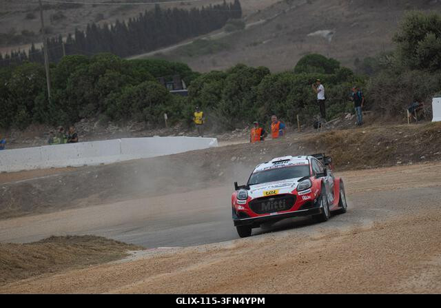 Mārtiņš Sesks (LAT) és Renārs Francis (LAT) egy Ford Puma Rally1-en menet közben a FIA WRC RALY ITALIA SARDEGNA versenyen Algheróban, Olaszországba...