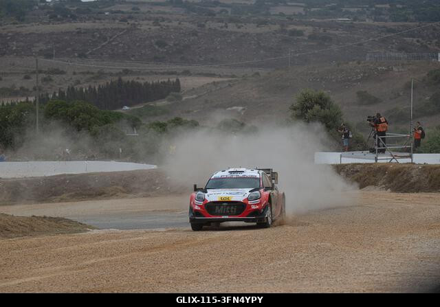 Mārtiņš Sesks (LAT) és Renārs Francis (LAT) egy Ford Puma Rally1-en menet közben a FIA WRC RALY ITALIA SARDEGNA versenyen Algheróban, Olaszországba...