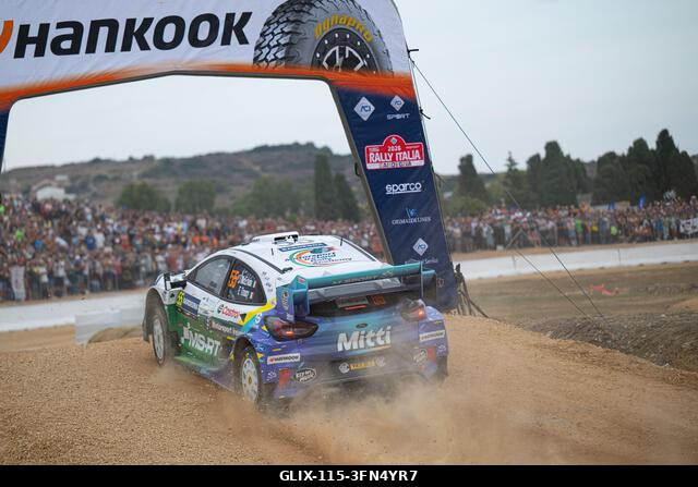 Joshua McErlean (IRL) és Eoin Treacy (IRL) egy Ford Puma Rally1-en verseny közben az FIA WRC RALY ITALIA SARDEGNA versenyen Algheróban, Olaszország...