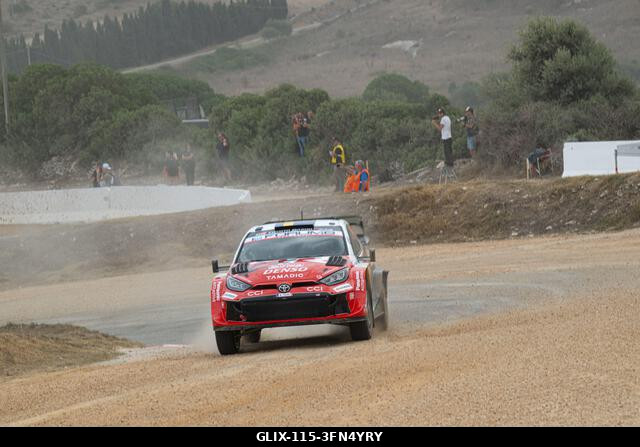 Oliver Solberg (SWE) és Elliott Edmondson (GBR) egy Toyota GR Yaris Rally1-en az FIA WRC RALY ITALIA SARDEGNA versenyen Algheróban, Olaszországban,...