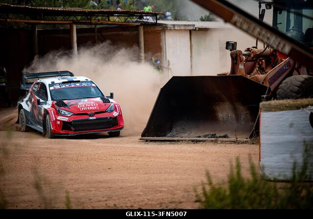 Alghero, Szardínia, Olaszország. 2026. október 1. Sami Pajari (FIN) és Marko Salminen (FIN) egy Toyota GR Yaris Rally1 versenyautóval az FIA WRC RA...
