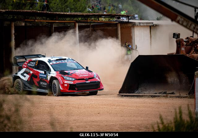 Alghero, Szardínia, Olaszország. 2026. október 1. Sami Pajari (FIN) és Marko Salminen (FIN) egy Toyota GR Yaris Rally1 versenyautóval az FIA WRC RA...