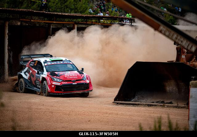 Alghero, Szardínia, Olaszország. 2026. október 1. Elfyn Evans (GBR) és Scott Martin (GBR) egy Toyota GR Yaris Rally1 versenyautón az FIA WRC RALY I...