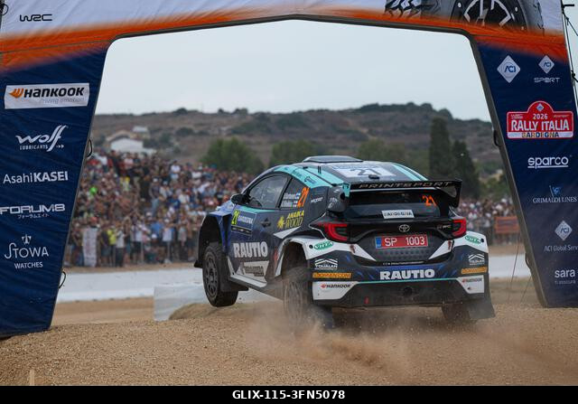 Alghero, Szardínia, Olaszország. 2026. október 1. Roope Korhonen (FIN) és Anssi Viinikka (FIN) egy Toyota GR Yaris Rally2 versenyautóval az FIA WRC...