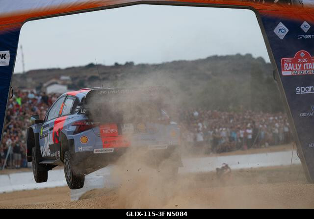 Alghero, Szardínia, Olaszország. 2026. október 1. Adrien Fourmaux (FRA) és Alexandre Coria (FRA) egy Hyundai i20 N Rally1 versenyautóval az FIA WRC...