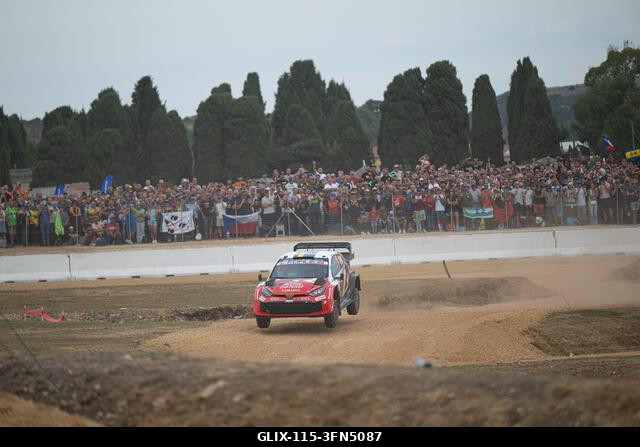Alghero, Szardínia, Olaszország. 2026. október 1. Oliver Solberg (svéd) és Elliott Edmondson (nagy-britannia) egy Toyota GR Yaris Rally1 versenyaut...