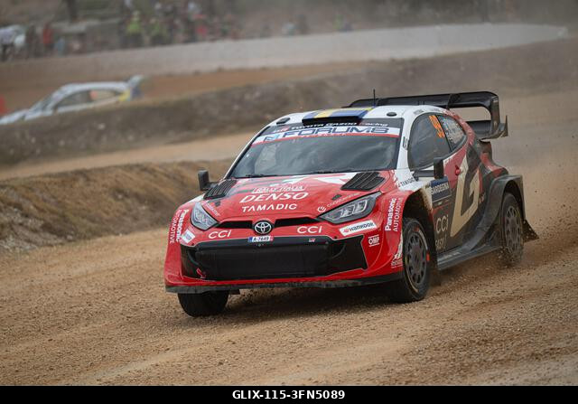 Alghero, Szardínia, Olaszország. 2026. október 1. Oliver Solberg (svéd) és Elliott Edmondson (nagy-britannia) egy Toyota GR Yaris Rally1 versenyaut...