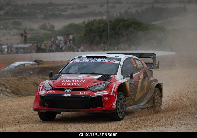 Alghero, Szardínia, Olaszország. 2026. október 1. Takamoto Katsuta (JPN) és Aaron Johnston (IRL) egy Toyota GR Yaris Rally1 versenyautóval az FIA W...