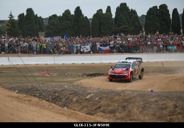 Alghero, Szardínia, Olaszország. 2026. október 1. Elfyn Evans (GBR) és Scott Martin (GBR) egy Toyota GR Yaris Rally1 versenyautón az FIA WRC RALY I...