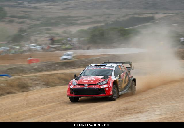 Alghero, Szardínia, Olaszország. 2026. október 1. Oliver Solberg (svéd) és Elliott Edmondson (nagy-britannia) egy Toyota GR Yaris Rally1 versenyaut...