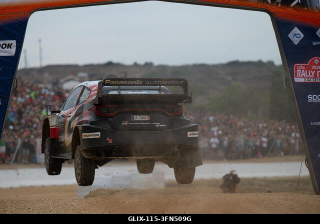 Alghero, Szardínia, Olaszország. 2026. október 1. Sami Pajari (FIN) és Marko Salminen (FIN) egy Toyota GR Yaris Rally1 versenyautóval az FIA WRC RA...