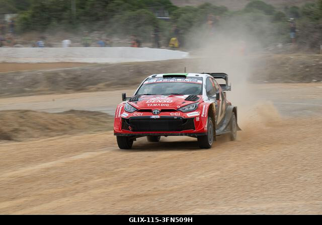 Alghero, Szardínia, Olaszország. 2026. október 1. Elfyn Evans (GBR) és Scott Martin (GBR) egy Toyota GR Yaris Rally1 versenyautón az FIA WRC RALY I...