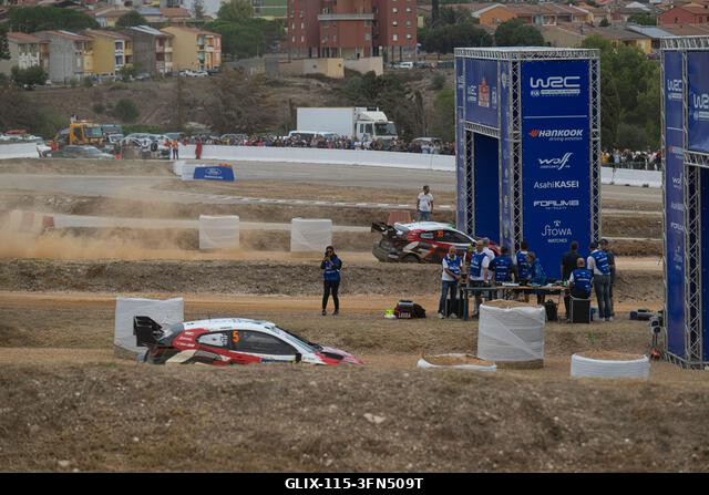 Alghero, Szardínia, Olaszország. 2026. október 1. Elfyn Evans (GBR) és Scott Martin (GBR) egy Toyota GR Yaris Rally1-en, Sami Pajari (FIN) és Marko...