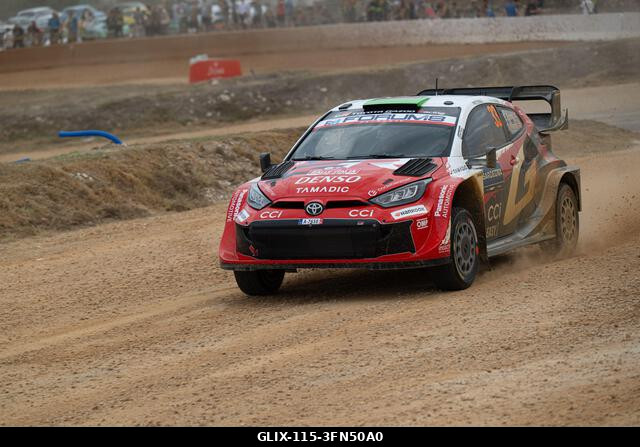 Alghero, Szardínia, Olaszország. 2026. október 1. Elfyn Evans (GBR) és Scott Martin (GBR) egy Toyota GR Yaris Rally1 versenyautón az FIA WRC RALY I...