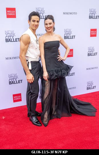 New York, Egyesült Államok. 2026. október 1. NEW YORK, NEW YORK - OKTÓBER 1.: (B) Roman Mejia és Tiler Peck részt vesznek a New York City Ballet 20...