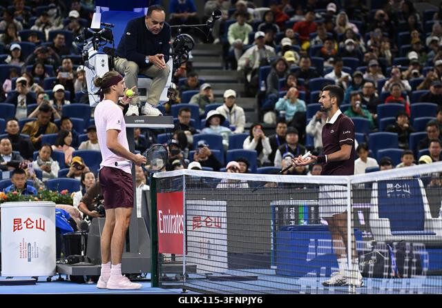 Peking, Kína. 2026. október 4. Alexander Zverev és Novak Djokovic a 2026-os China Open 7. napján a Nemzeti Teniszközpontban. Fotó: Meng Gao/Alamy L...