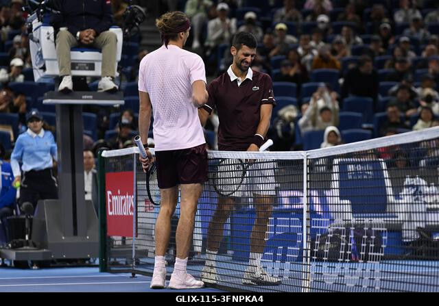 Peking, Kína. 2026. október 4. Alexander Zverev és Novak Djokovic a 2026-os China Open 7. napján a Nemzeti Teniszközpontban. Fotó: Meng Gao/Alamy L...