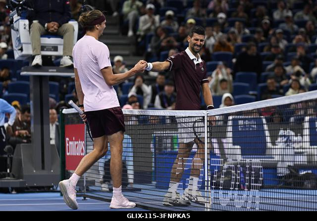 Peking, Kína. 2026. október 4. Alexander Zverev és Novak Djokovic a 2026-os China Open 7. napján a Nemzeti Teniszközpontban. Fotó: Meng Gao/Alamy L...