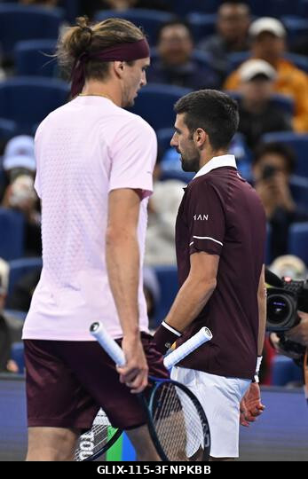 Peking, Kína. 2026. október 4. Alexander Zverev és Novak Djokovic a 2026-os China Open 7. napján a Nemzeti Teniszközpontban. Fotó: Meng Gao/Alamy L...