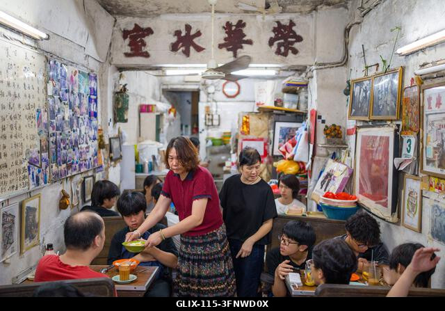 LEGJOBB KÉPEK - Vendégek a Wing Wah kávézóban a Cha Kwo Ling faluban, 2026. október 4-én, Hongkongban. A Cha Kwo Ling falu két hagyományos „Bing Su...