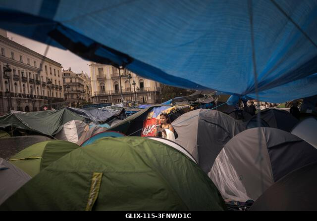 LEGJOBB KÉPEK - MADRID, SPANYOLORSZÁG, 2026. SZEPTEMBER 29.: Lakhatási aktivisták negyedik napja folytatják táborozásukat a madridi Puerta del Solo...