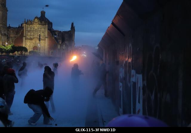 LEGJOBB KÉPEK - MEXIKÓVÁROS, MEXIKÓ, 2026. OKTÓBER 2.: Több ezer ember vonul át Mexikóvároson, hogy megemlékezzenek az 1968. október 2-i tlatelolco...