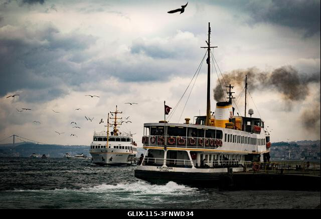 LEGJOBB KÉPEK - ISZTAMBUL, TÖRÖKORSZÁG, 2026. OKTÓBER 1.: Veterán kompok szállítják az utasokat és a járműveket Isztambul európai és ázsiai oldala...